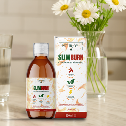 Suplemento natural Slimburn de Nourjoy en botella ámbar sobre una mesa de madera clara, con luz cálida y flores frescas. Complemento alimenticio para activar el metabolismo y apoyar la quema de grasa de forma natural.